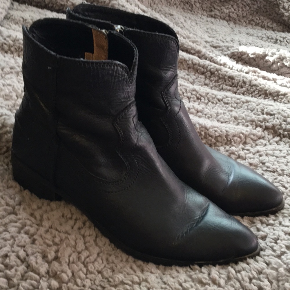 EUC BLACK FRYE LEATHER CHELSEA BOOTS
